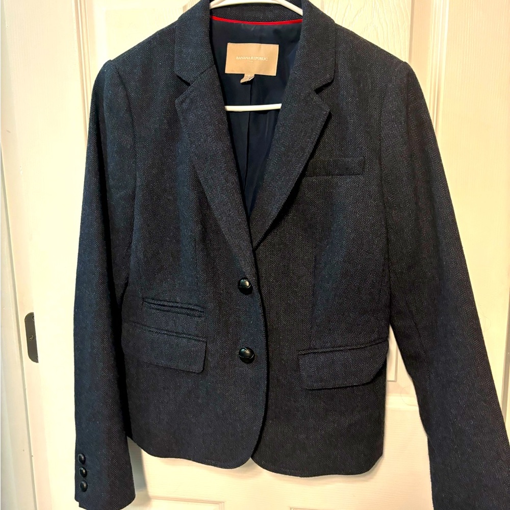 Banana Republic fully lined herringbone blue blazer. Size 6